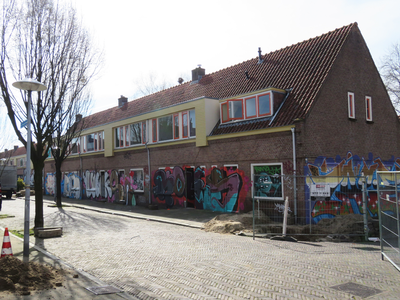 829737 Gezicht op de voorgevels van de leegstaande panden Tomaatstraat 1-hoger te Utrecht, vol graffiti.N.B. De ...